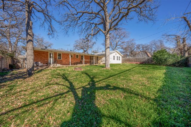 312 E Ellen Avenue, Hurst, TX 76053