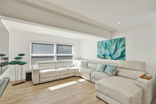 701 NE 164th St, Miami, FL 33162