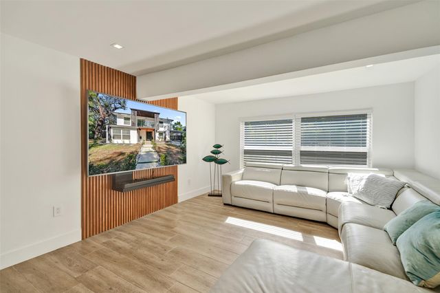 701 NE 164th St, Miami, FL 33162