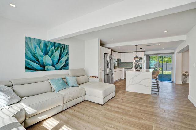 701 NE 164th St, Miami, FL 33162