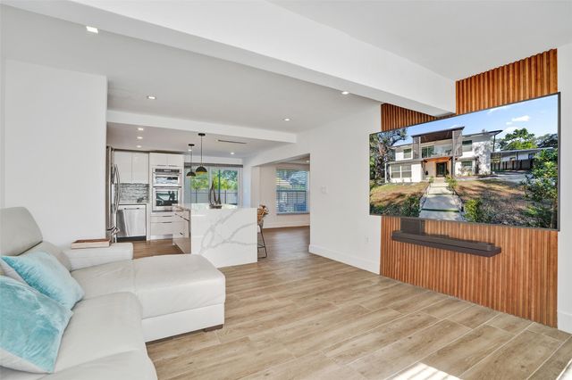 701 NE 164th St, Miami, FL 33162