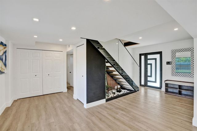 701 NE 164th St, Miami, FL 33162