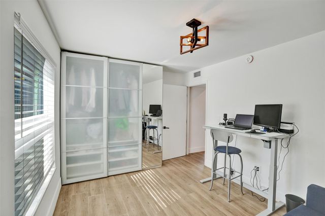 701 NE 164th St, Miami, FL 33162