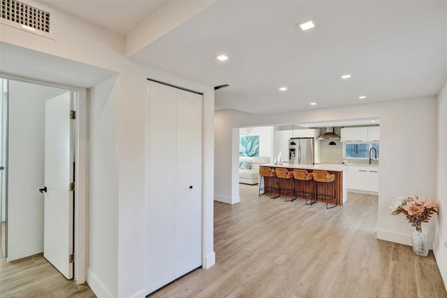 701 NE 164th St, Miami, FL 33162