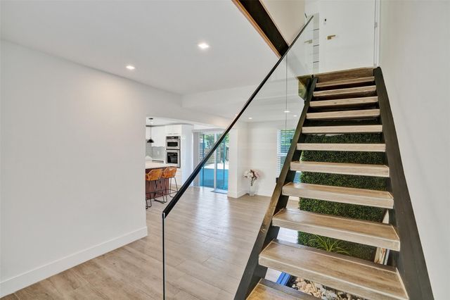 701 NE 164th St, Miami, FL 33162