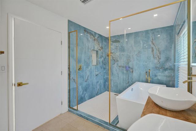 701 NE 164th St, Miami, FL 33162