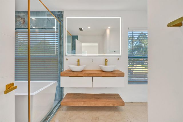 701 NE 164th St, Miami, FL 33162