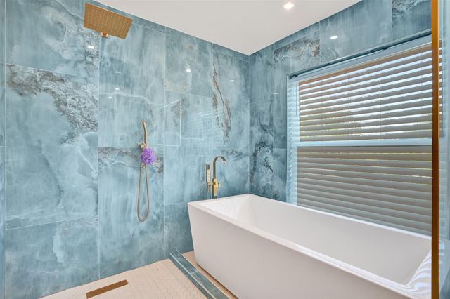 701 NE 164th St, Miami, FL 33162