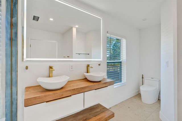 701 NE 164th St, Miami, FL 33162