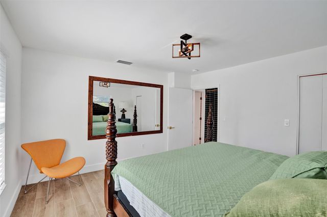 701 NE 164th St, Miami, FL 33162