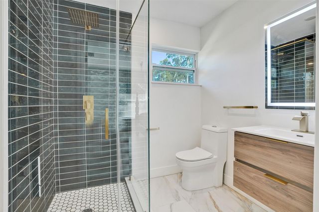 701 NE 164th St, Miami, FL 33162