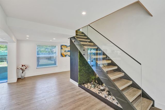 701 NE 164th St, Miami, FL 33162