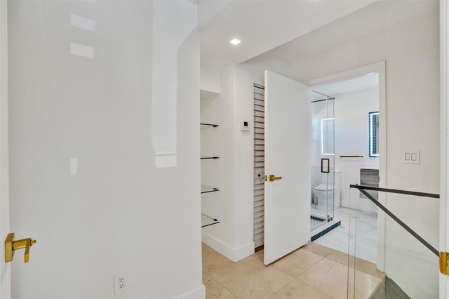 701 NE 164th St, Miami, FL 33162