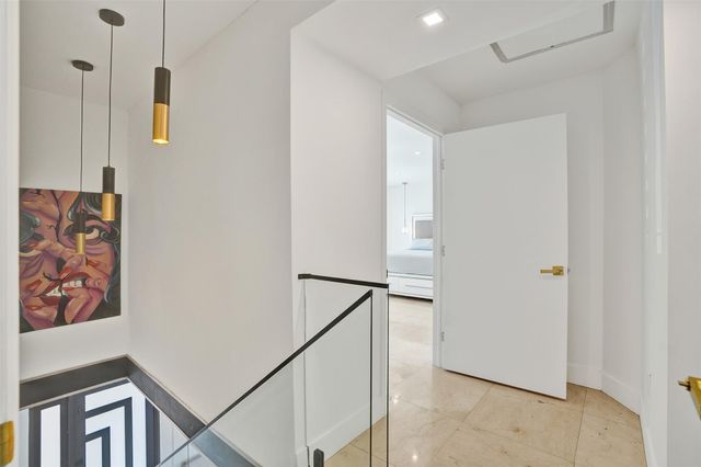 701 NE 164th St, Miami, FL 33162