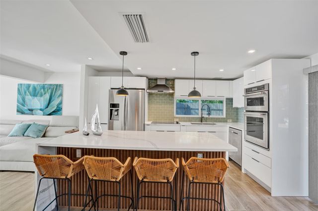 701 NE 164th St, Miami, FL 33162