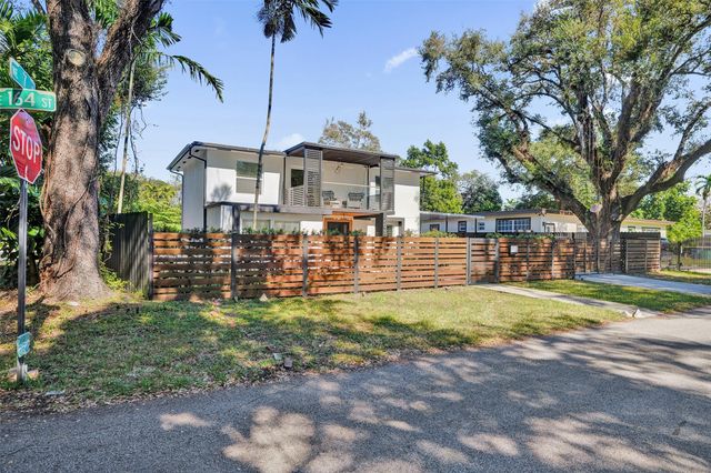 701 NE 164th St, Miami, FL 33162