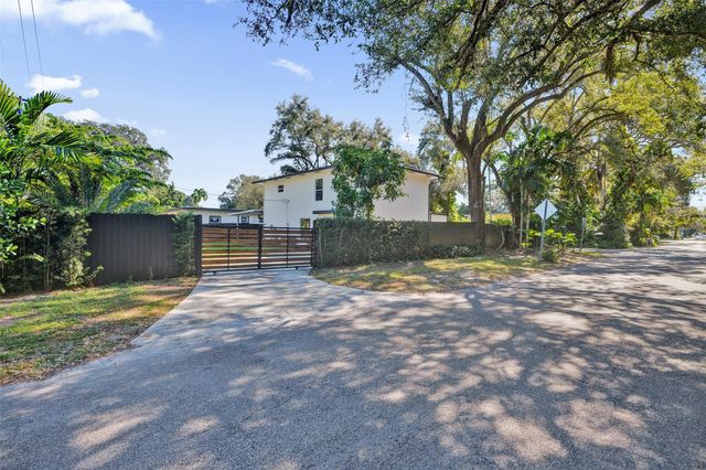 701 NE 164th St, Miami, FL 33162