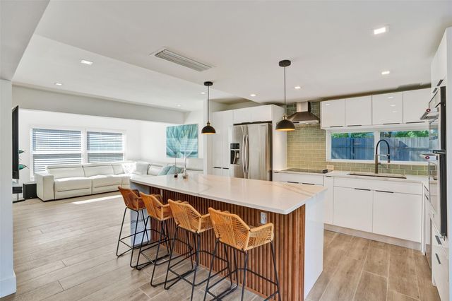 701 NE 164th St, Miami, FL 33162