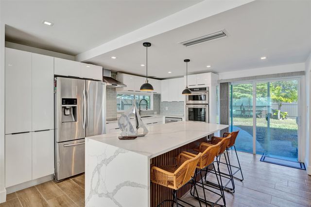 701 NE 164th St, Miami, FL 33162