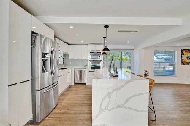 701 NE 164th St, Miami, FL 33162