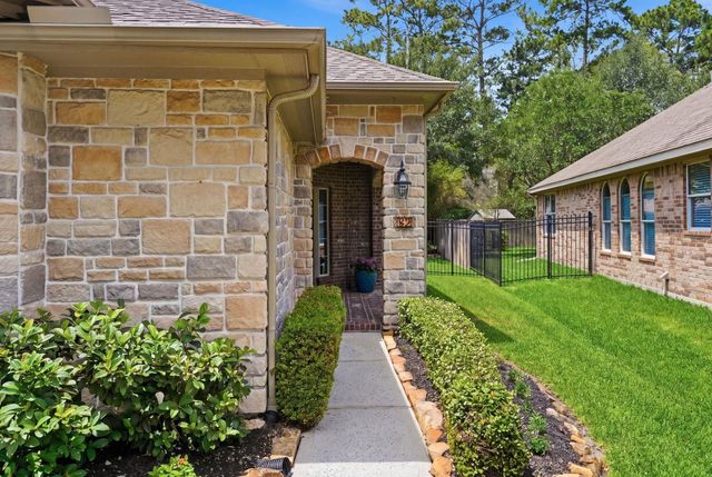 82 S Rocky Point Circle, The Woodlands, TX 77389