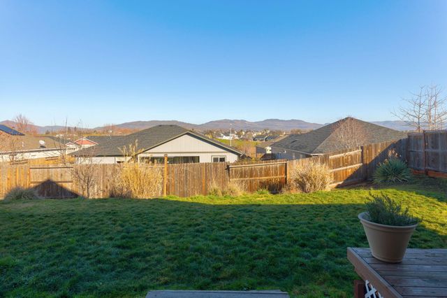 110 Linton Way, Eagle Point, OR 97524