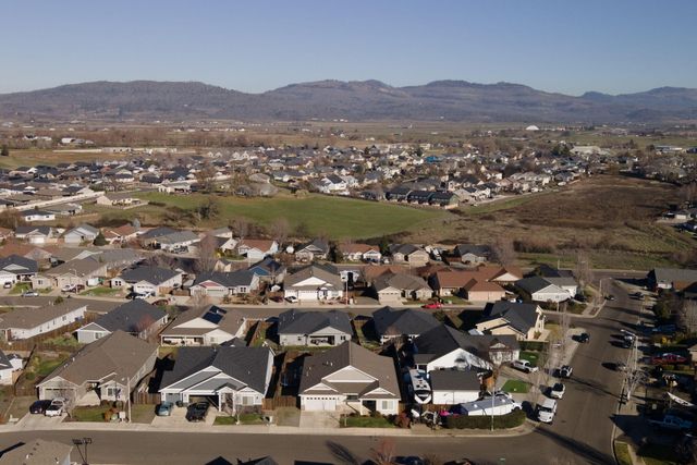 110 Linton Way, Eagle Point, OR 97524