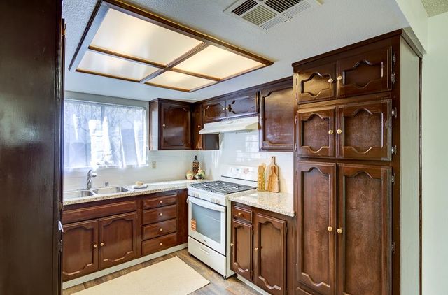 131 N Terry Avenue, Clovis, CA 93612