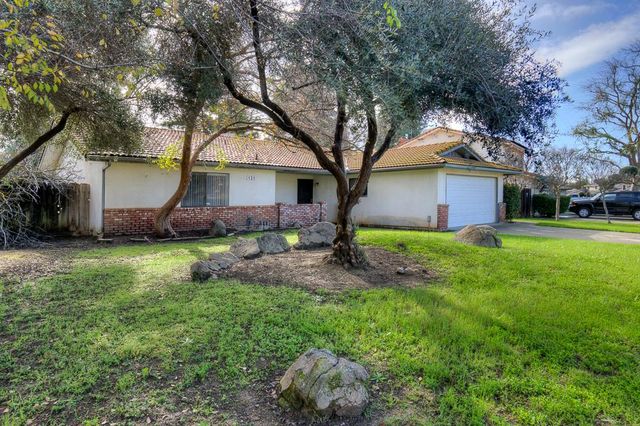 131 N Terry Avenue, Clovis, CA 93612