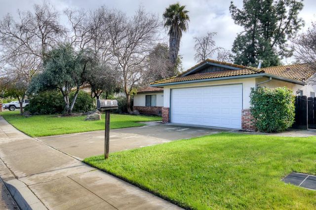 131 N Terry Avenue, Clovis, CA 93612