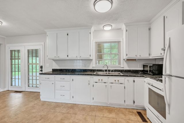 100 Kennel Rd, Dickson, TN 37055