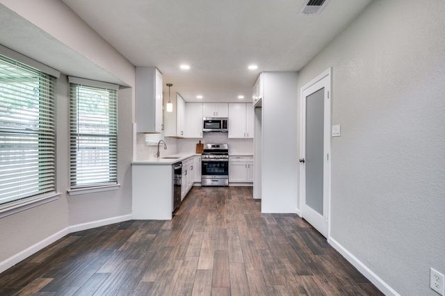2718 Trail Oak Court, Arlington, TX 76016