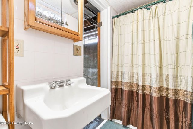 9701 Fern Creek Rd, Louisville, KY 40291