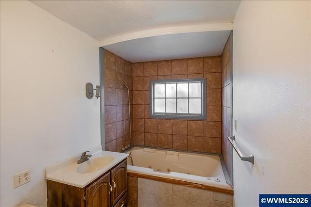 1132 2nd Av, Sweet Home, OR 97386