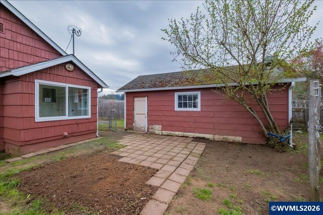 1132 2nd Av, Sweet Home, OR 97386