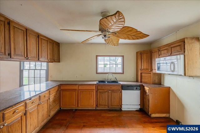 1132 2nd Av, Sweet Home, OR 97386