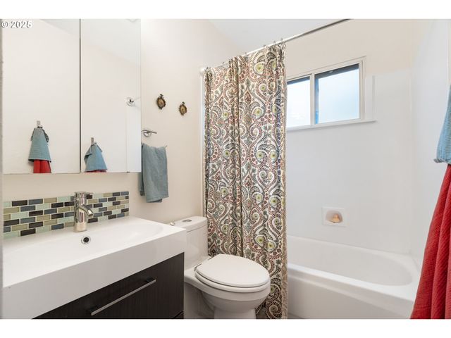 15928 Ne FREMONT St, Portland, OR 97230