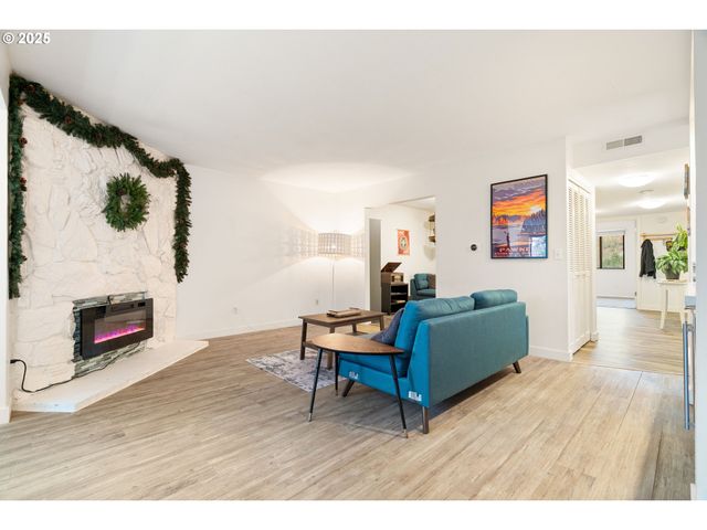 15928 Ne FREMONT St, Portland, OR 97230