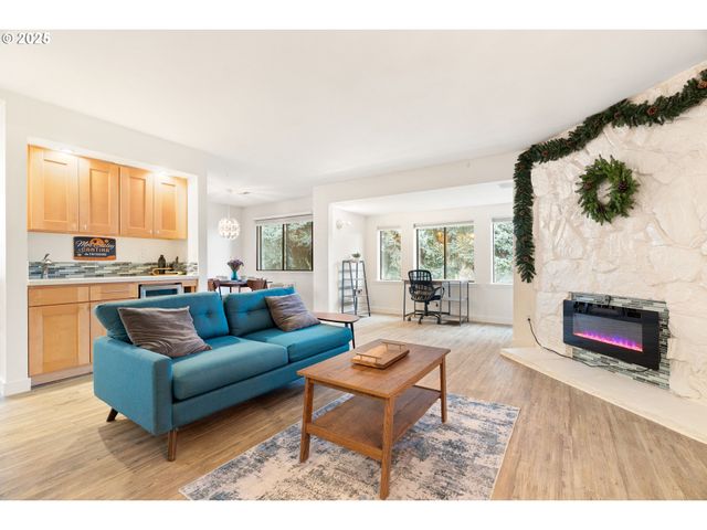 15928 Ne FREMONT St, Portland, OR 97230