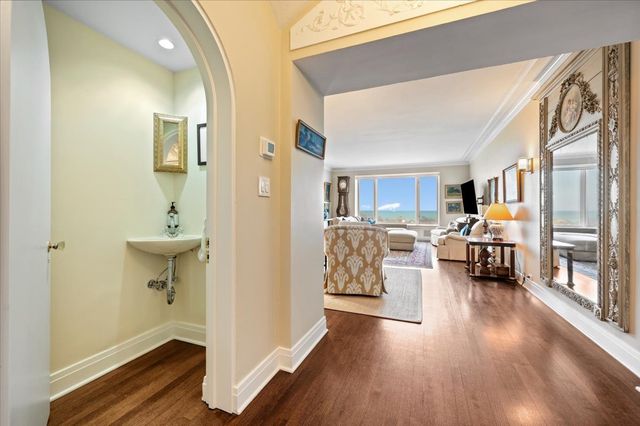 2130 N Lincoln Park West 9N, Chicago, IL 60614