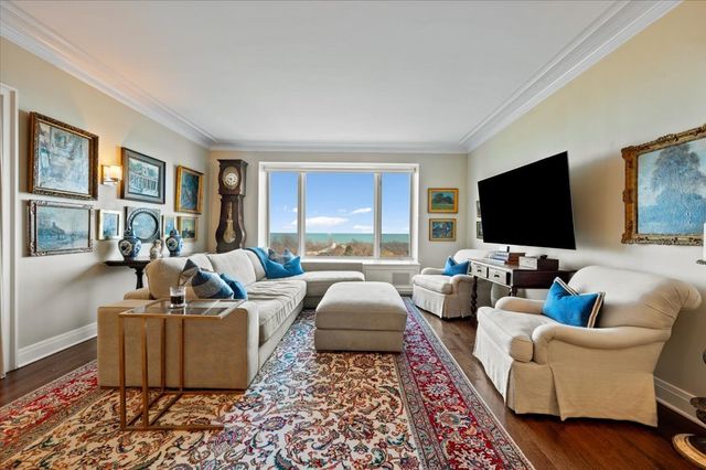 2130 N Lincoln Park West 9N, Chicago, IL 60614