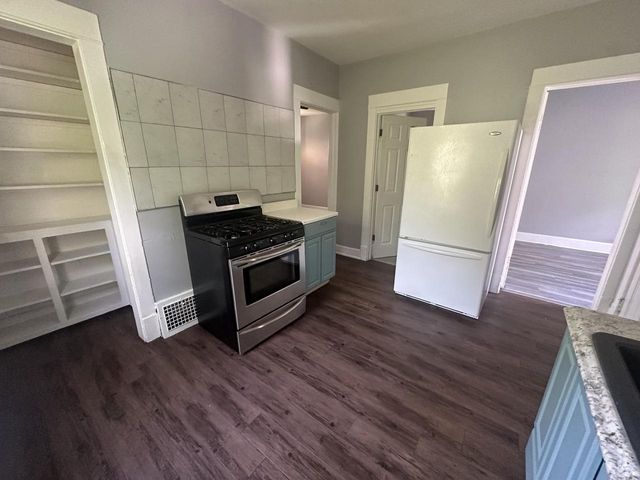 3240 N 40th STREET, Milwaukee, WI 53216