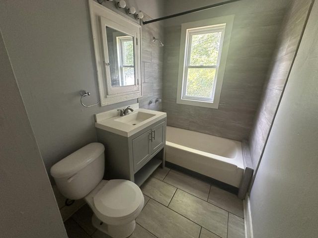 3240 N 40th STREET, Milwaukee, WI 53216