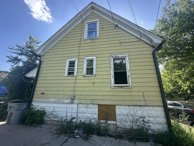 3240 N 40th STREET, Milwaukee, WI 53216