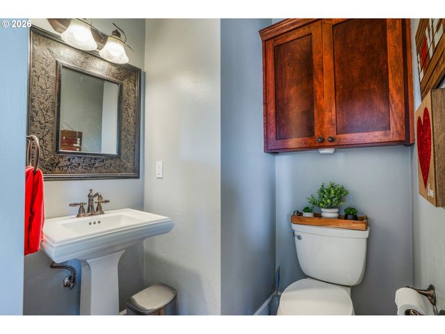 741 S 47TH St, Springfield, OR 97478