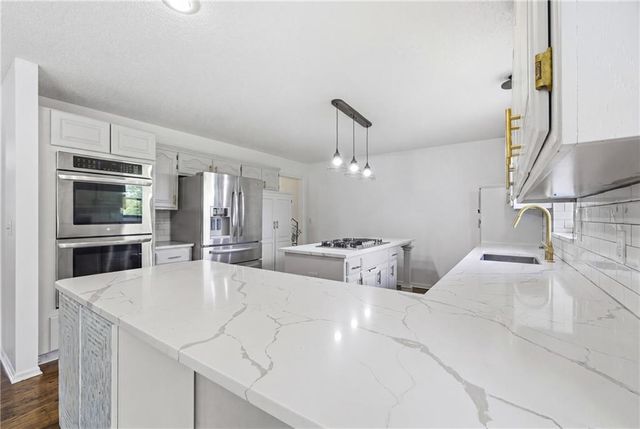 509 NE Olympic Court, Lee's Summit, MO 64064