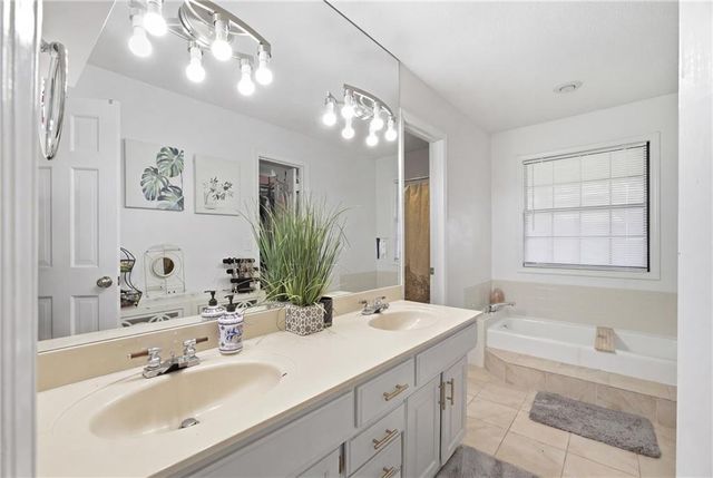 509 NE Olympic Court, Lee's Summit, MO 64064