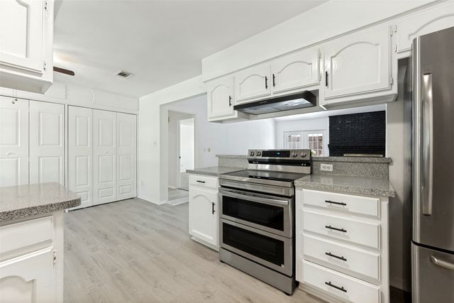2112 Dartmouth Drive, Arlington, TX 76015
