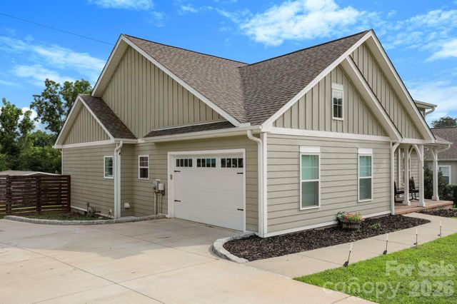 8 Vedder Way, Swannanoa, NC 28778