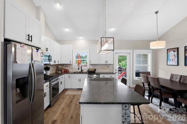 8 Vedder Way, Swannanoa, NC 28778